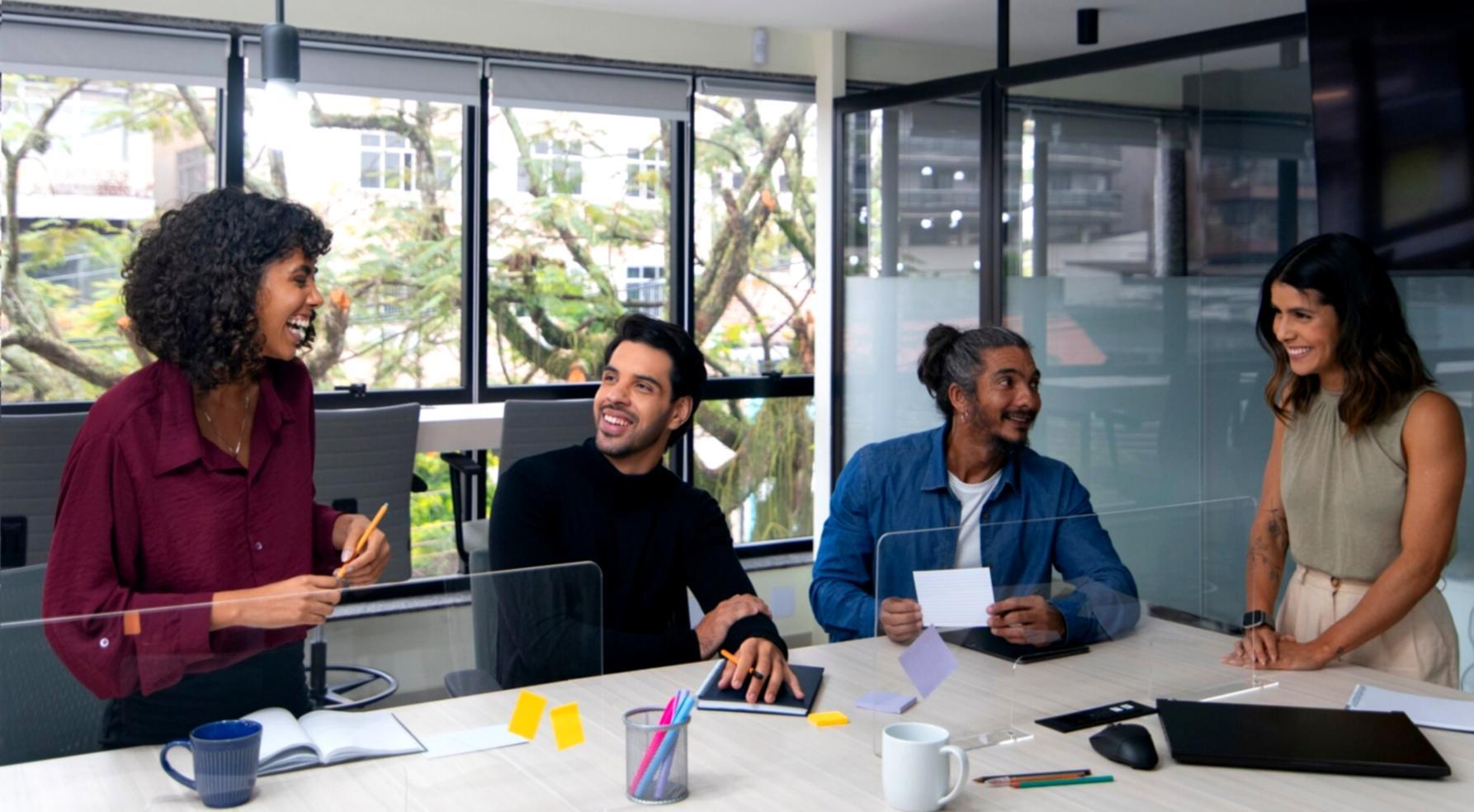 Estudiante resolviendo problemas financieros con apoyo de recursos digitales